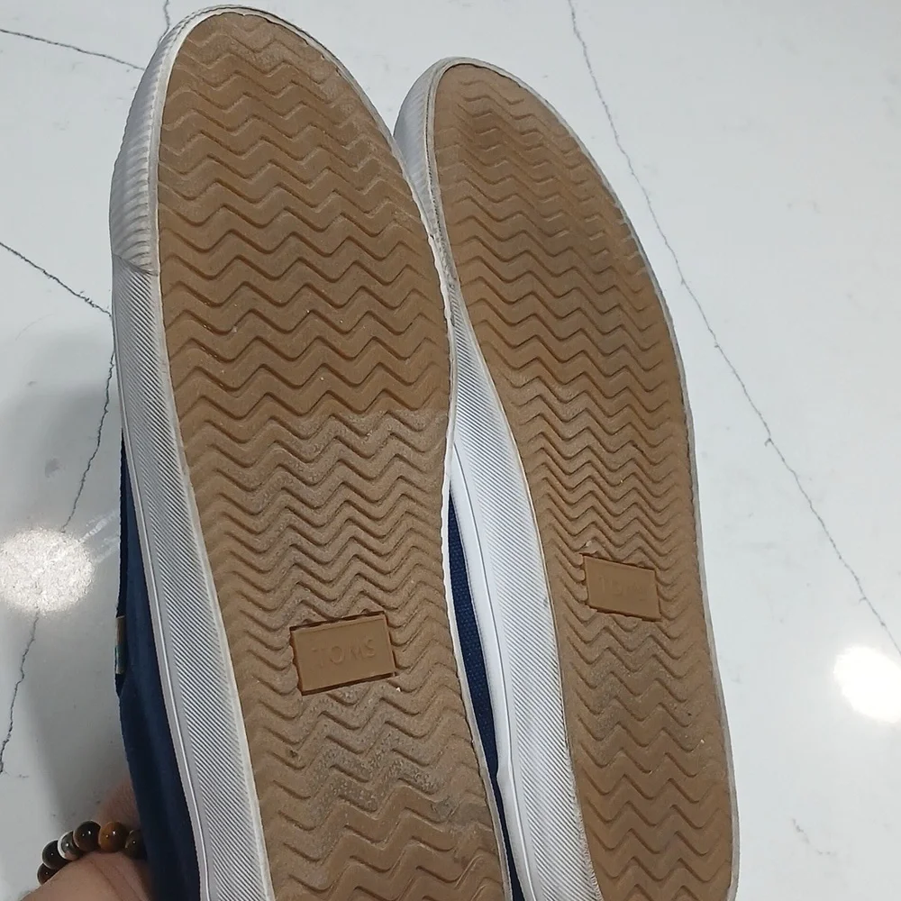TOMS Men's Blue Canvas Sneakers. Size 10.5, pre-owned excellent conditions